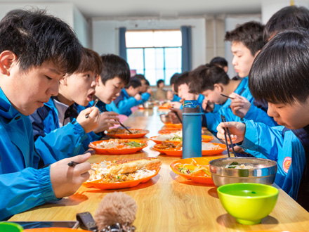 渭城学生用餐