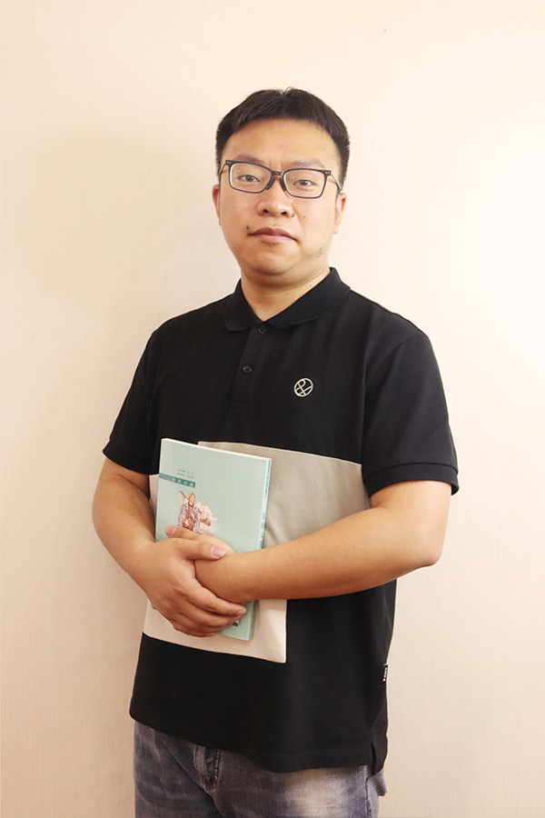 渭城杨斌 本科学历，毕业于西安航空学院